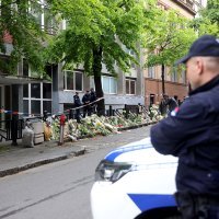 Suze i zapaljene svijeće ispred škole gdje je ubijeno osam učenika i zaštitar