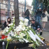Cvijeće i crteži za ubijene učenike i zaštitara u beogradskoj školi