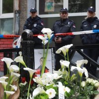 Cvijeće i crteži za ubijene učenike i zaštitara u beogradskoj školi