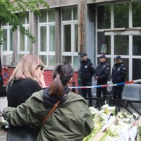 Cvijeće i crteži za ubijene učenike i zaštitara u beogradskoj školi