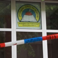 Cvijeće i crteži za ubijene učenike i zaštitara u beogradskoj školi