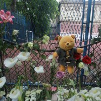 Cvijeće i crteži za ubijene učenike i zaštitara u beogradskoj školi