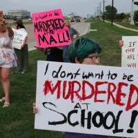 Okupljanje i prosvjed zbog ubijenih osoba u trgovačkom centru