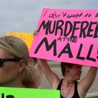 Okupljanje i prosvjed zbog ubijenih osoba u trgovačkom centru