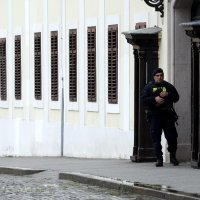 Interventna policija ispred Banskih dvora