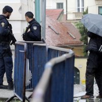 Interventna policija ispred Banskih dvora