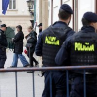 Interventna policija ispred Banskih dvora