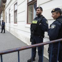 Interventna policija ispred Banskih dvora