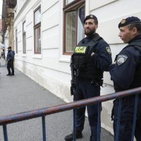 Interventna policija ispred Banskih dvora
