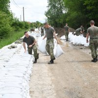 Hrvatska vojska radi nasipe