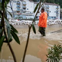 Povlači se voda u Obrovcu, građani spašavaju stvari