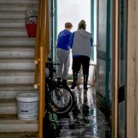 Povlači se voda u Obrovcu, građani spašavaju stvari