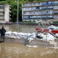 Povlači se voda u Obrovcu, građani spašavaju stvari