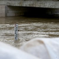 Povlači se voda u Obrovcu, građani spašavaju stvari
