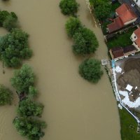 Pogled iz zraka na rijeku Unu kod Hrvatske Kostajnice