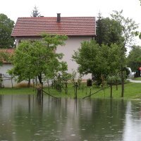 Ogulin: Rijeka Dobra izlila se na državnu cestu 42