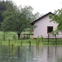 Ogulin: Rijeka Dobra izlila se na državnu cestu 42