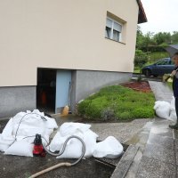 Izvanredno stanje na rijeci Mrežnici, voda ušla u kuće