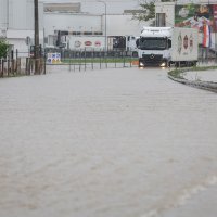 U naselju Selce rijeka Kupa izlila se iz korita i poplavila cestu