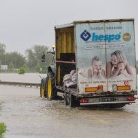 U naselju Selce rijeka Kupa izlila se iz korita i poplavila cestu