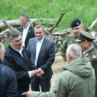 Brest Pokupski: Zoran Milanović obišao vojsku koja pomaže u obrani od poplave