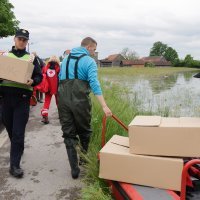 Vatrogasci i Crveni križ dostavljaju kruh građanima koji su u svojim kućama