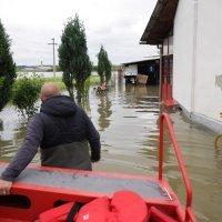 Vatrogasci i Crveni križ dostavljaju kruh građanima koji su u svojim kućama