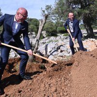 Grlić Radman i veleposlanik Ukrajine posadili maslinu na Pagu