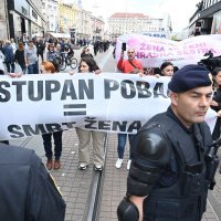 Protuprosvjednice zaustavile povorku Hod za život