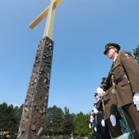 Državni dužnosnici položili vijence na Mirogoju u povodu Dana Hrvatske vojske