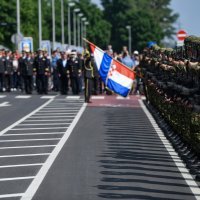 Milanović obišao izloženu opremu i naoružanje HV-a na Jarunu