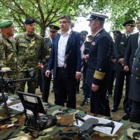 Milanović obišao izloženu opremu i naoružanje HV-a na Jarunu