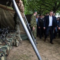 Milanović obišao izloženu opremu i naoružanje HV-a na Jarunu