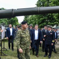 Milanović obišao izloženu opremu i naoružanje HV-a na Jarunu