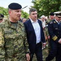 Milanović obišao izloženu opremu i naoružanje HV-a na Jarunu