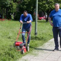 Igor Peternel iz Domovinskog pokreta kosio travu ispred Zagrebačkog holdinga