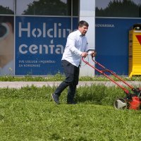 Igor Peternel iz Domovinskog pokreta kosio travu ispred Zagrebačkog holdinga