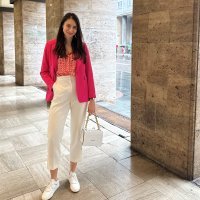 Bianca sako 169,99 EUR (1.280,79 HRK), LOLA CASADEMUNT bluza 109,00 EUR (821,26 HRK), LOLA CASADEMUNT hlače 129,00 EUR (971,95 HRK), bijela torbica PIERRE CARDIN  149,98 EUR -50% = 75,00 EUR (565,08 HRK), bijele tenisice TAMARIS 74,95 EUR (564,71 HRK)