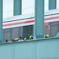 Vatrogasci spasili čovjeka koji je propao kroz tračnice na Željezničkom mostu u Zagrebu