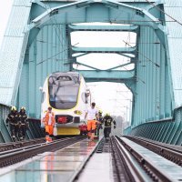 Vatrogasci spašavaju čovjeka koji je propao između šina na Željezničkom mostu