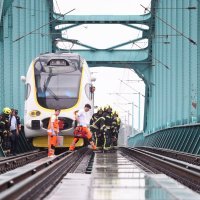 Vatrogasci spašavaju čovjeka koji je propao između šina na Željezničkom mostu