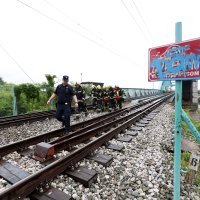 Vatrogasci spašavaju čovjeka koji je propao između šina na Željezničkom mostu