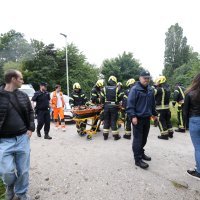Vatrogasci spašavaju čovjeka koji je propao između šina na Željezničkom mostu