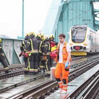 Vatrogasci spašavaju čovjeka koji je propao između šina na Željezničkom mostu