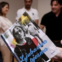 Vesna Dragojević na promociji romana s refrenima Oliverovih hitova