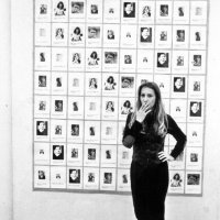 Sanja Iveković ispred rada Struktura na izložbi Dokumenti 1949–1976, 1976