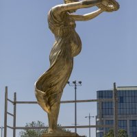 Sanja Iveković, Rosa Luxemburg, Pregnant Memory, Trudna memorija, 2023. _postavljanje rada ispred MSU, foto Boris Cvjatanović _03