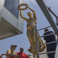 Sanja Iveković, Rosa Luxemburg, Pregnant Memory, Trudna memorija, 2023. _postavljanje rada ispred MSU, foto Boris Cvjatanović