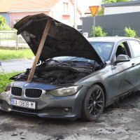 Ispred stambene zgrade izgorio BMW