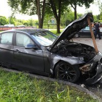 Ispred stambene zgrade izgorio BMW